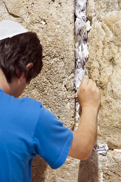 Einen Zettel in die Klagemauer legen — Stockfoto