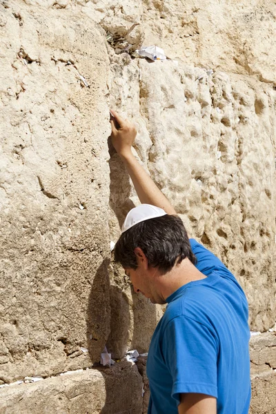 Placing a Note in the Wailing Wall — Stock Photo, Image