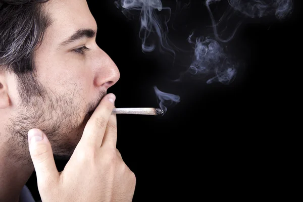 成人吸烟一口大麻的流浪汉 — 图库照片