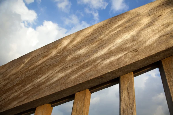 Balaustra in legno e cielo nuvoloso blu — Foto Stock