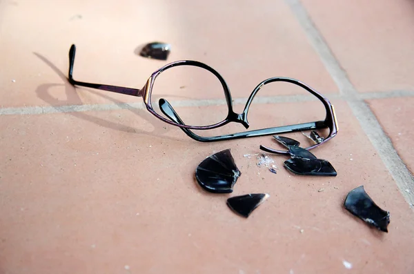 Сломанной сонцезахисні окуляри — стокове фото