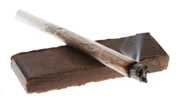 Joint non éclairé et 20 grammes de haschisch — Photo