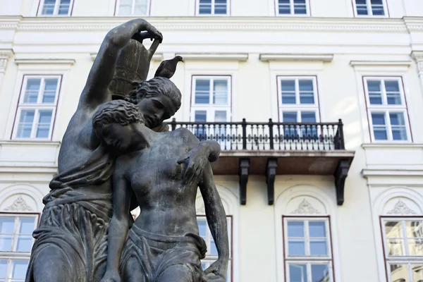 Estátua no orçamento mais barato — Fotografia de Stock