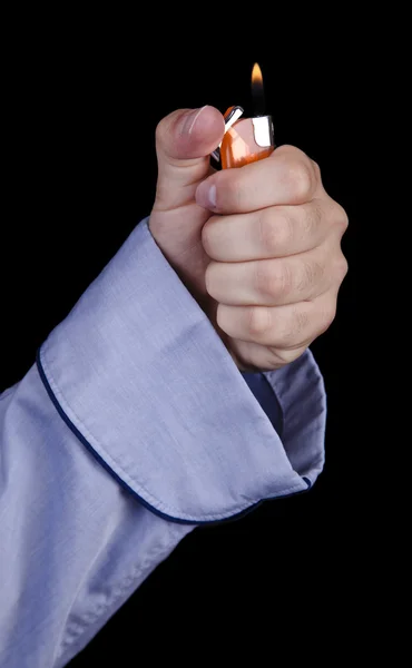 Isolierte Hand im Mantel zündet ein Feuerzeug — Stockfoto