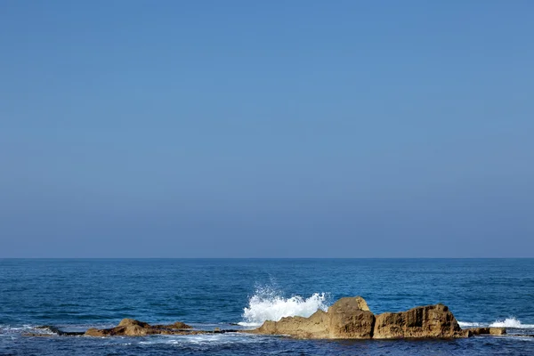 海の波を破り — ストック写真