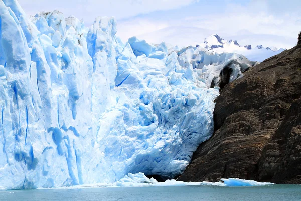 Glaciar y acantilado de roca — Foto de Stock