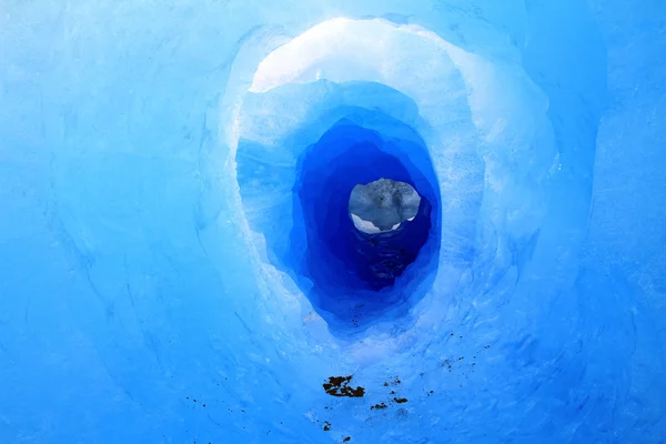Тунель у льодовику — стокове фото