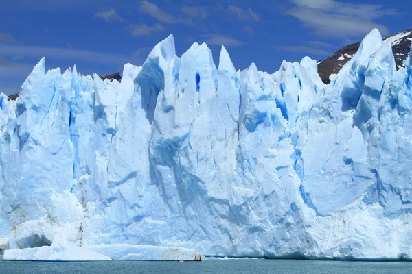 Une falaise de glacier sur l'eau d'un lac — Photo