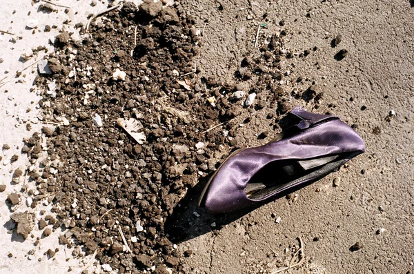 버려진된 뒤꿈치 신발 — 스톡 사진