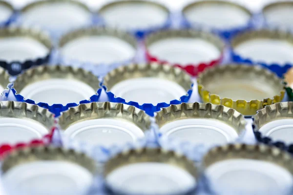 Cinq rangées de bouchons de bouteille en métal — Photo