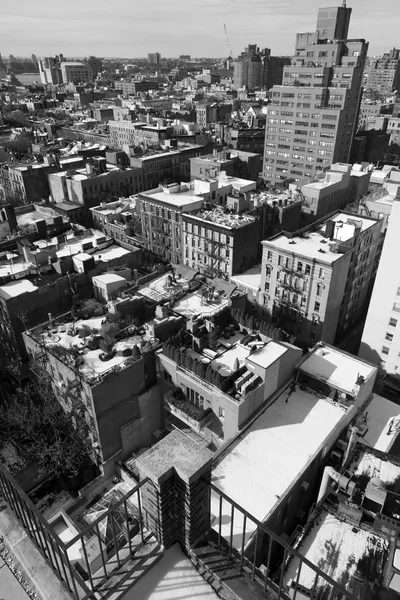 Západní vesnice zasněžené střechy horní manhattan new york monochrom — Stock fotografie