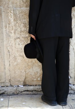 Ağlama duvarı bir şapkayla holding