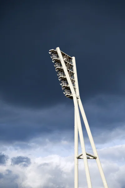 Stadion verlichting toren en bewolkte hemel — Stockfoto