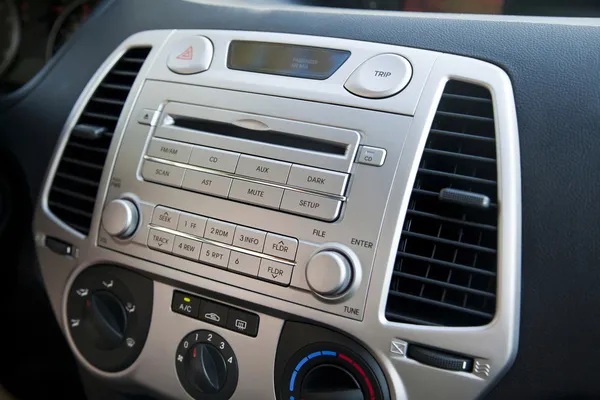 Auto stereo en air conditioning besturingselementen — Stockfoto