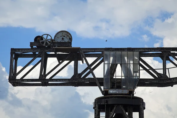 Vintage hamnen crane — Stockfoto