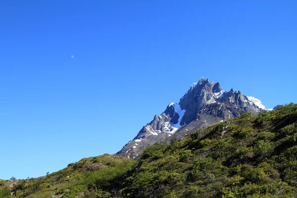 一个视图上湖和它背后的雪覆盖着的山. — 图库照片