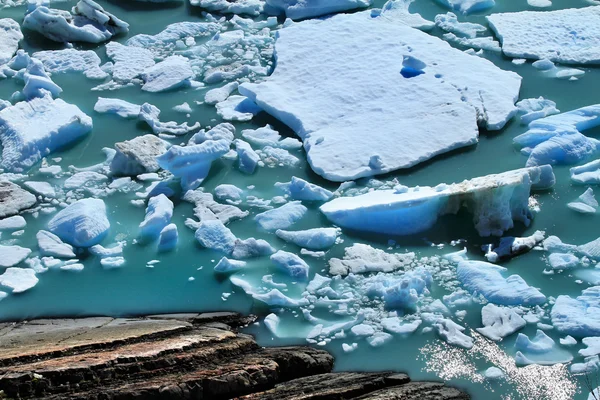 Fragments de glaciers flottant sur l'eau — Photo