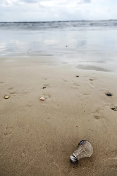 Bränd glödlampa på en strand — Stockfoto