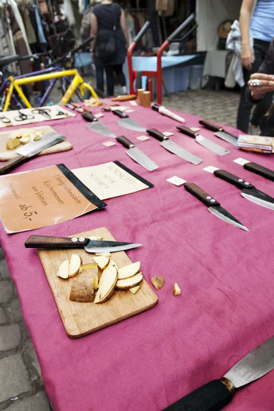 Vista de una gran cantidad de cuchillos hechos en casa exhibidos para la venta — Foto de Stock