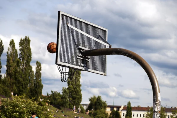 Basket & Ball at the Park — Stock Photo, Image