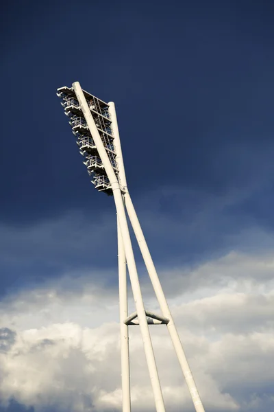 Stadion verlichting toren en bewolkte hemel — Stockfoto