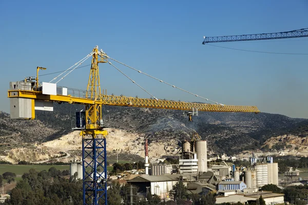 Grúas y fábricas rurales — Foto de Stock