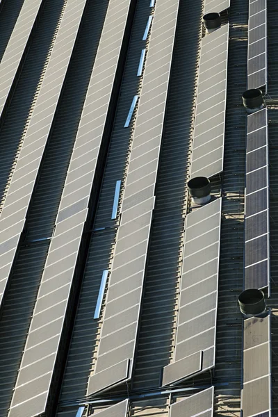 Solcellepaneler på tak – stockfoto