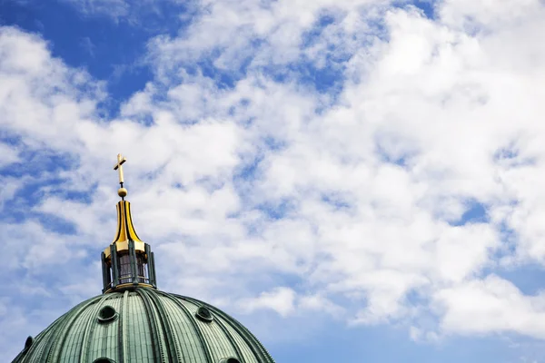 Cúpula Dom berlinesa y cielo nublado Berlín Alemania Iglesia —  Fotos de Stock