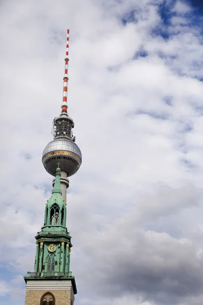 Berlin Television Tower Fernsehturm dan Gereja St. Mary Alex — Stok Foto