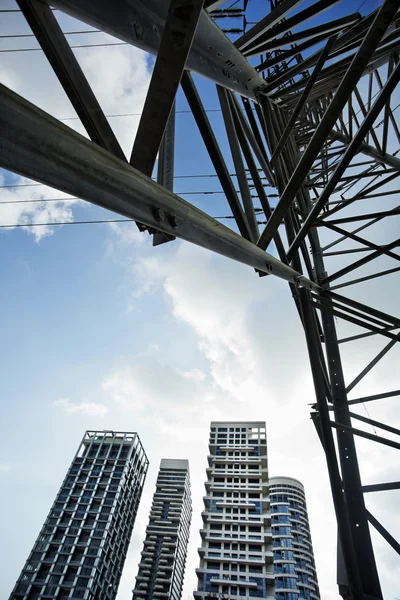 Pylon streszczenie i budynki mieszkalne — Zdjęcie stockowe