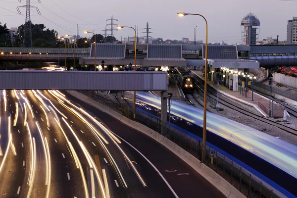 Alacakaranlıkta trafik — Stok fotoğraf