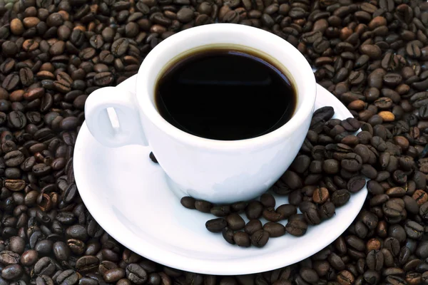 Kubek wypełniony czarnej kawy z pasujące płytki — Zdjęcie stockowe