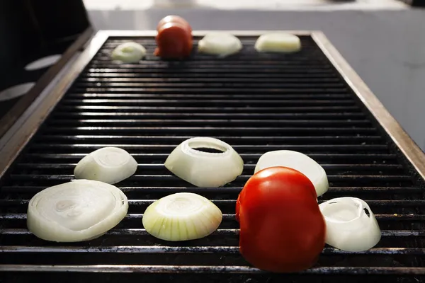 Tomato and Onions on the Grill — Stock Photo, Image