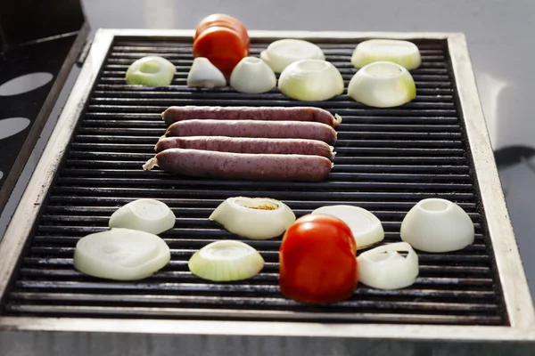 Würstchen, Tomaten und Zwiebeln auf dem Grill — Stockfoto