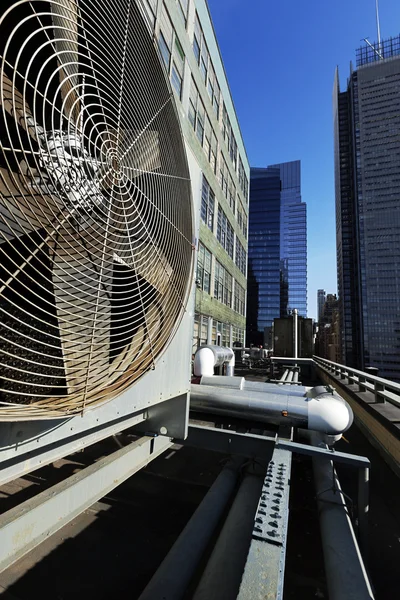 Цикл вентиляции и кондиционирования воздуха Contidioner наружного блока Манхэттен Нью Йорк — стоковое фото