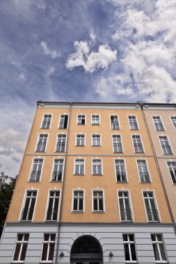 Doğu berlin düşük açılı bina ve bulutlu gökyüzü