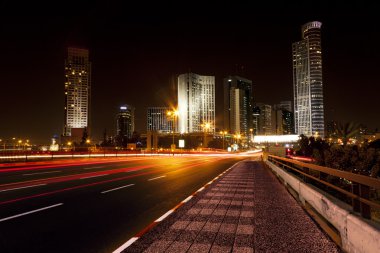 gece şehir ilçe girişinde