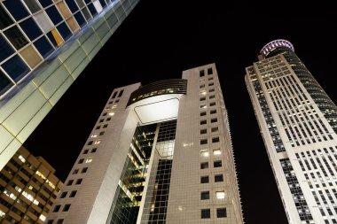 gece şehir merkezinde