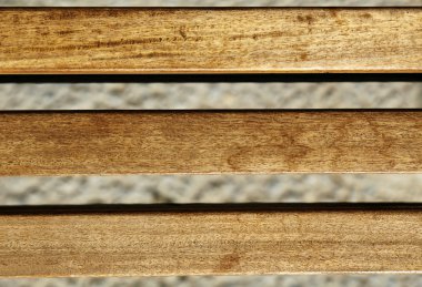 bulanık arka planda yağdırdığı ahşap kirişler.