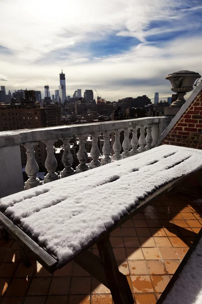 Mesa de picnic cubierta de nieve y horizonte de Nueva York — Foto de Stock