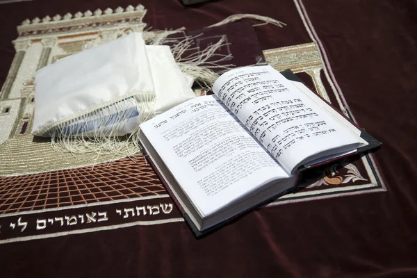 Um shawil de oração judaica e um livro de oração judaica — Fotografia de Stock