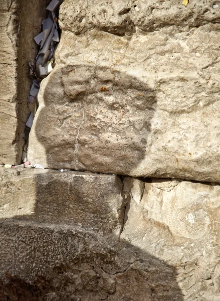 A sombra de um homem judeu ortodoxo no sagrado Muro das Lamentações — Fotografia de Stock