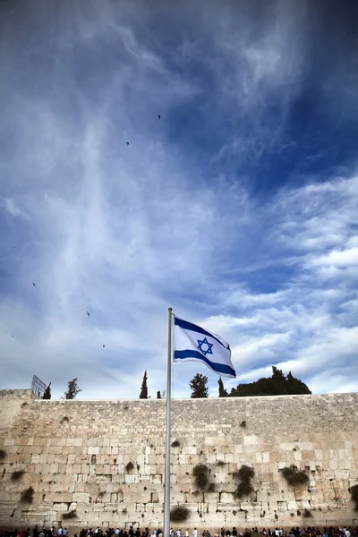 Die isländische Flagge und die Klagemauer — Stockfoto