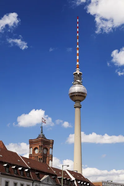 Edificios de Berlín y Torre de Televisión (Fernsehturm ) — Foto de Stock