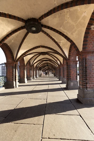 Oberbaumbrucke Bridge kemerleri ve kaldırım Berlin — Stok fotoğraf