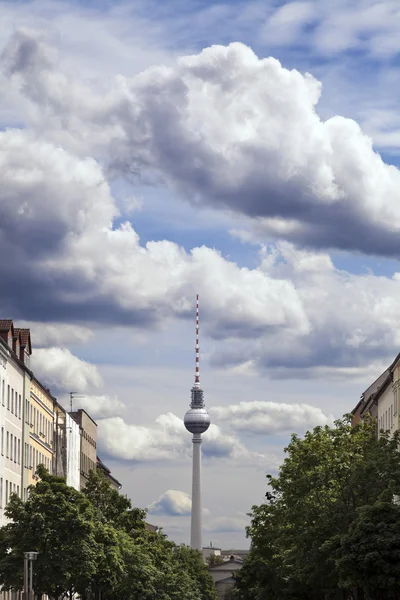 Strelitzer Strasse та Білин телевізійна башта Fernsehturm німецькою — стокове фото