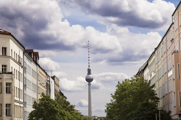 Strelitzer Strasse та Білин телевізійна башта Fernsehturm німецькою — стокове фото