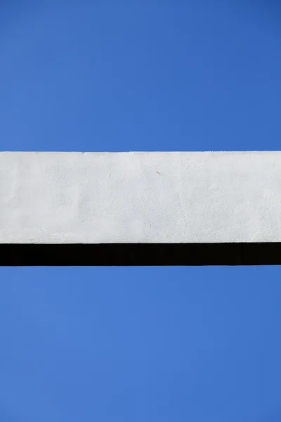 Betonbalken & strahlend blauer Himmel — Stockfoto