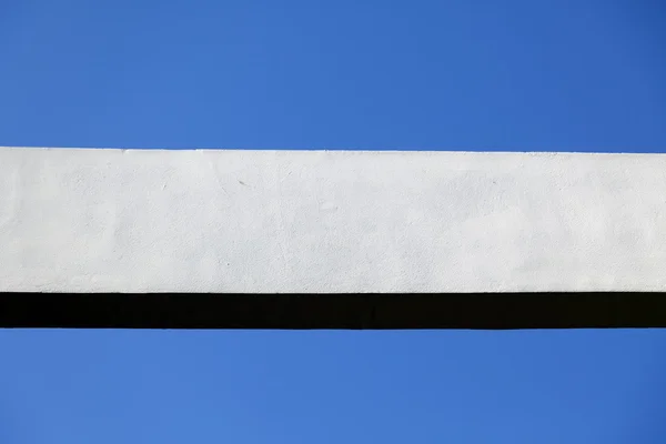 Betonbalken & strahlend blauer Himmel — Stockfoto