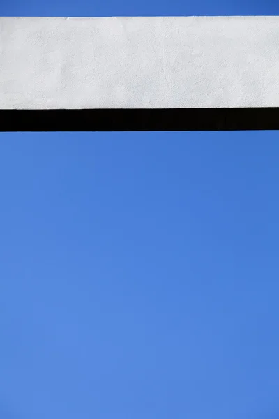 Betonbalken & strahlend blauer Himmel — Stockfoto